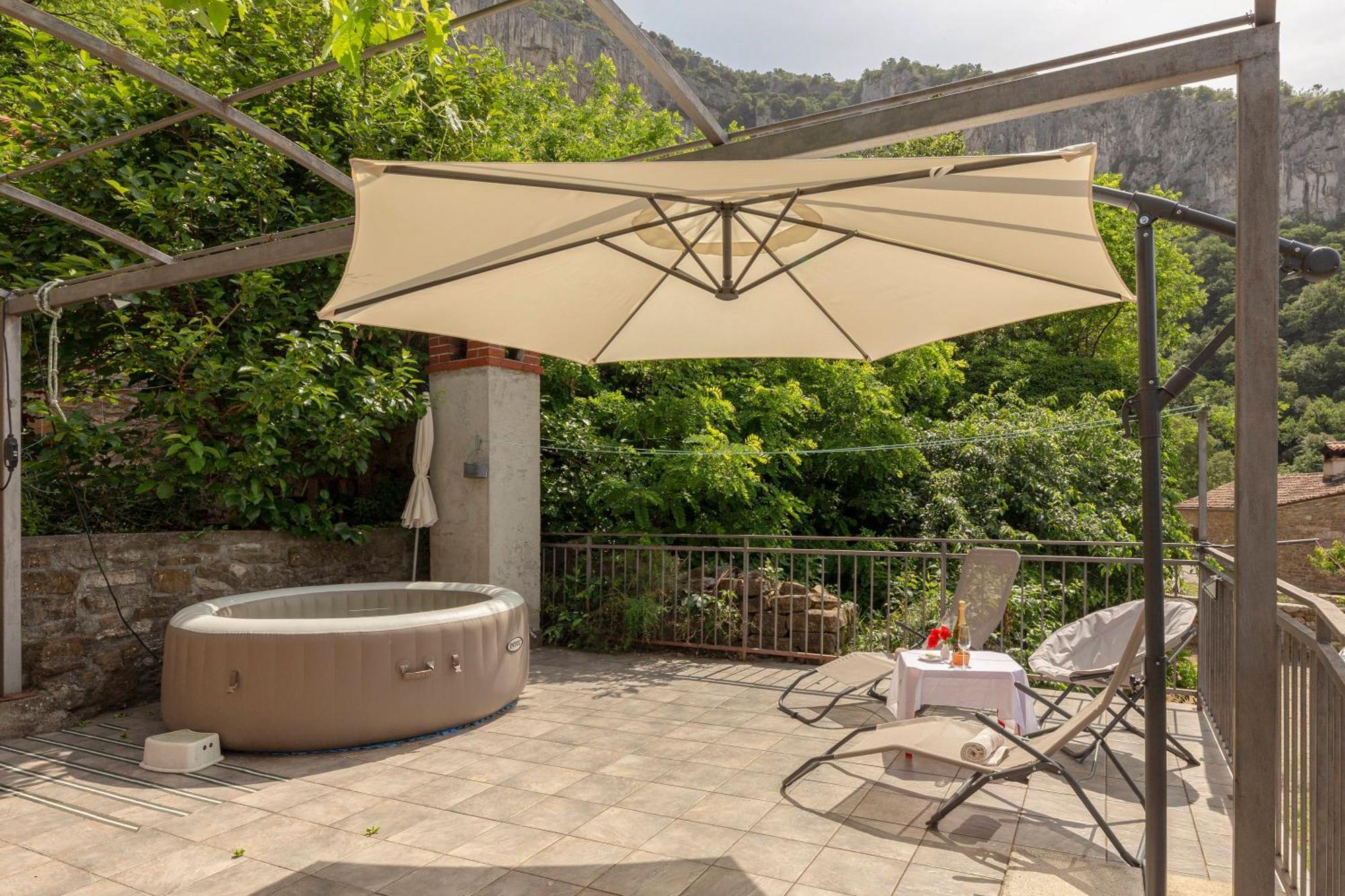 شقة Under The Rock House In Osp With Hot Tub المظهر الخارجي الصورة