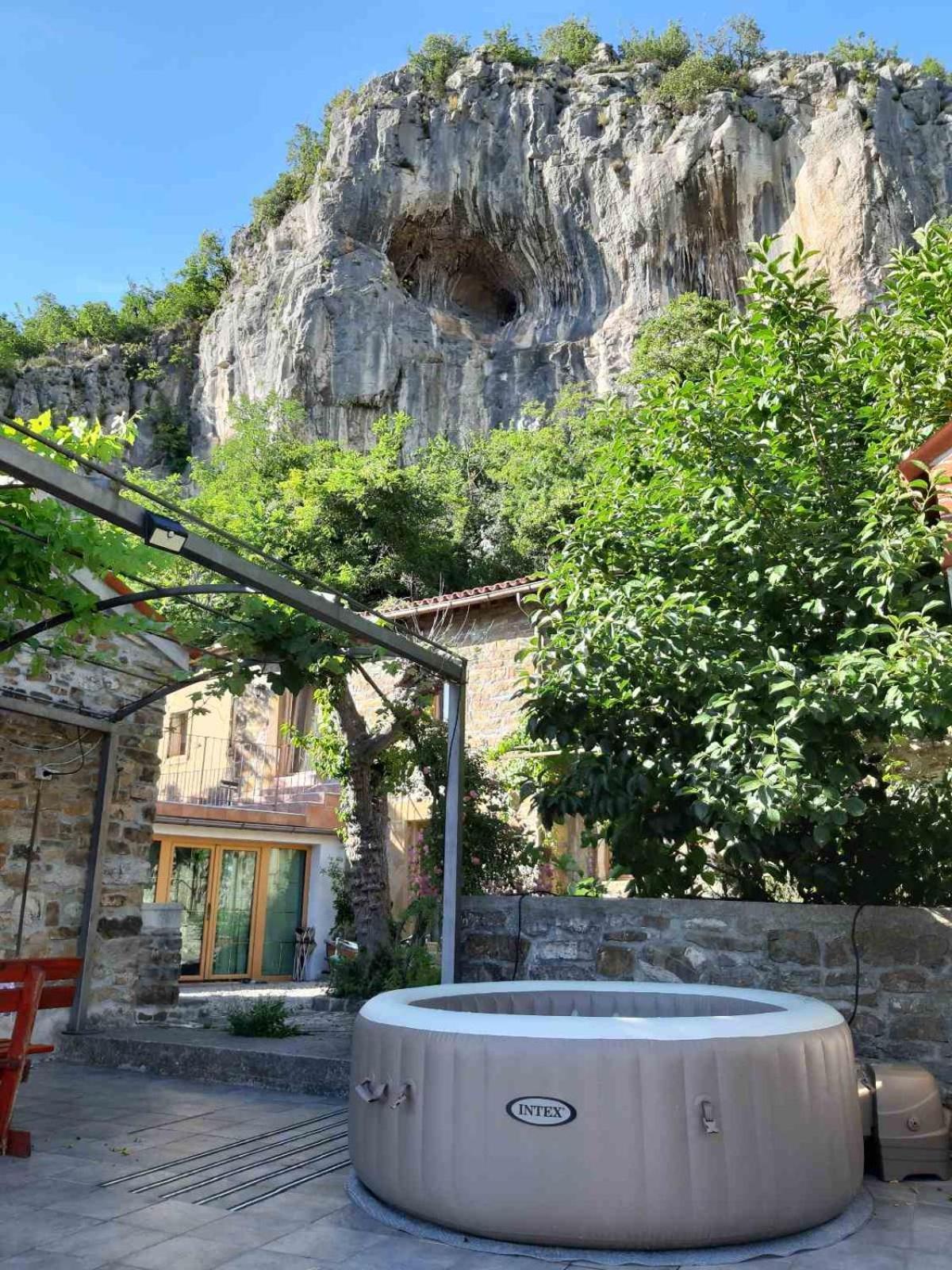 شقة Under The Rock House In Osp With Hot Tub المظهر الخارجي الصورة